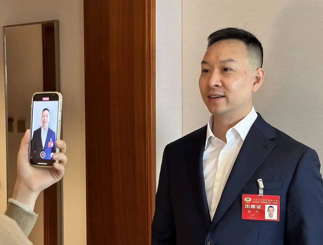 1039看两会 | 如何破解学校周边交通难题？市政协委员为“平安有序通学路”建言献策