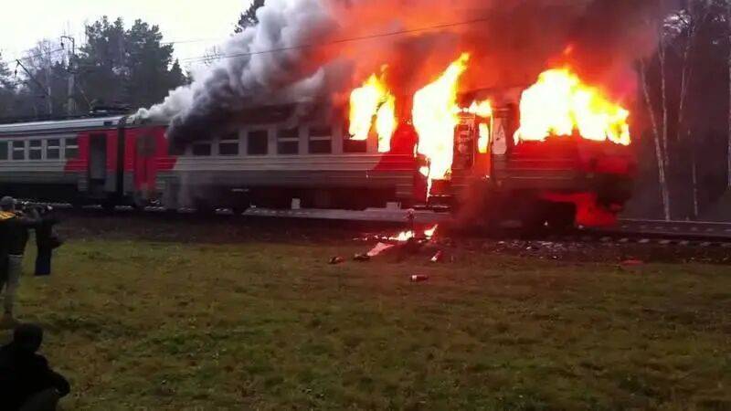 乌克兰:俄罗斯铁路突发爆炸,一列火车起火,特种部门赴现场处置,俄军补给或受影响