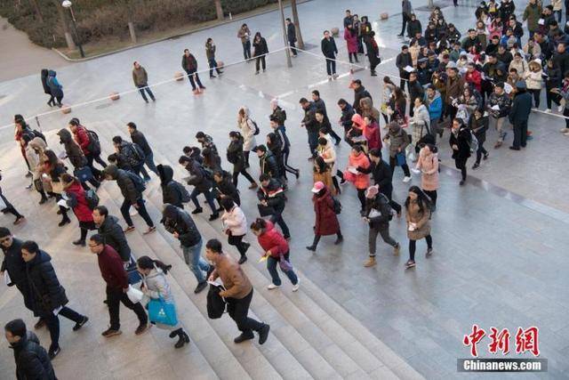 2026年国考报名截止，热门岗位超六千人争一岗