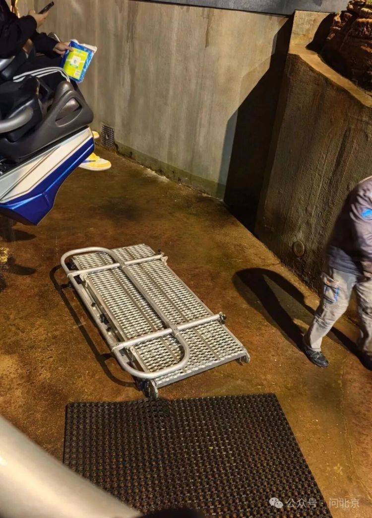 北京环球影城游客雨夜被“挂”半小时，赔一个猴子挂件？