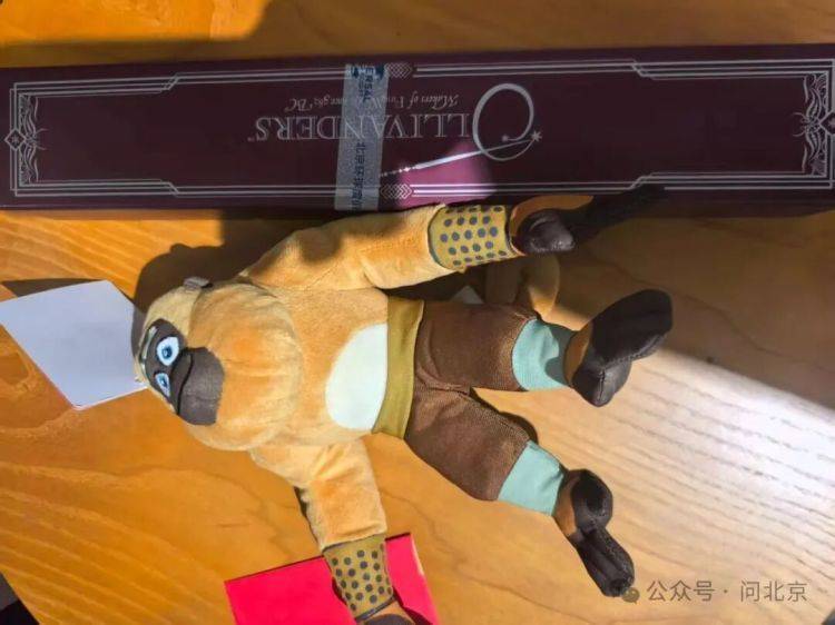 北京环球影城游客雨夜被“挂”半小时，赔一个猴子挂件？