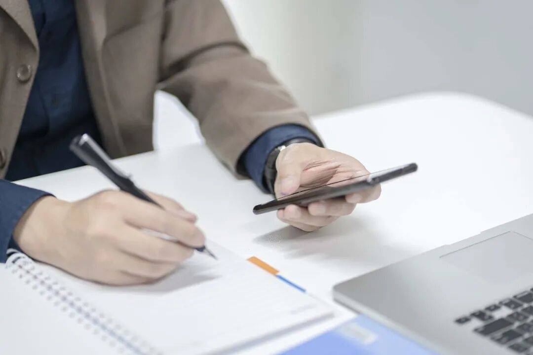 国安部:一机关新任干部为炫耀公务员身份,擅自将秘密级文件发朋友圈,造成泄密被处分