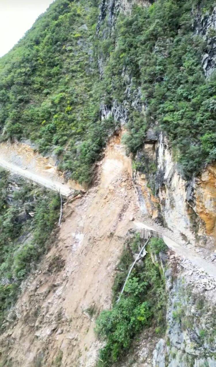 重庆网红“挂壁公路”垮塌，附近村民外出绕行已半月盼修复，当地：已完成排危，正在修