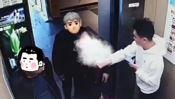 大叔叼着烟进电梯,小伙果断出手!网友点赞