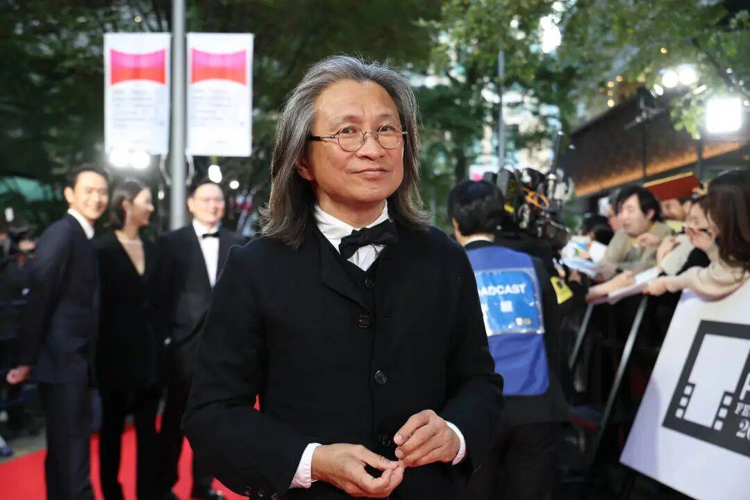 知名导演陈可辛出车祸,现场画面曝光,警方正调查