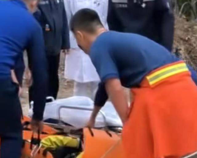 “我来个跳的”!女驴友不慎摔下巨石,目击者:粉碎性骨折