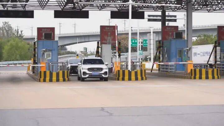 扬州一女子刷短视频惹祸:偷偷去银行取了6万现金,结果……