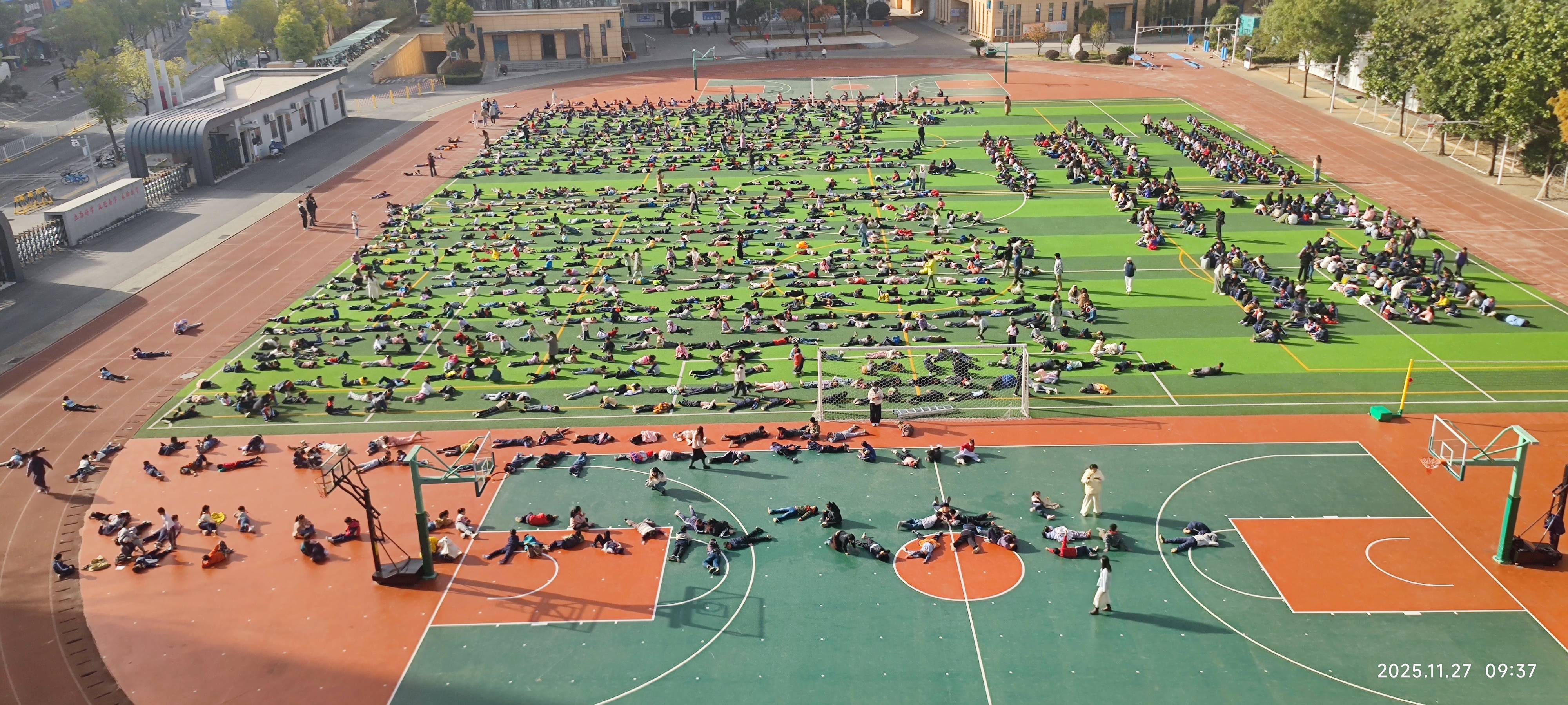 武汉一学校大课间秒变大型“晒娃”现场,1700名学生乐得在操场上打滚,乐在其中