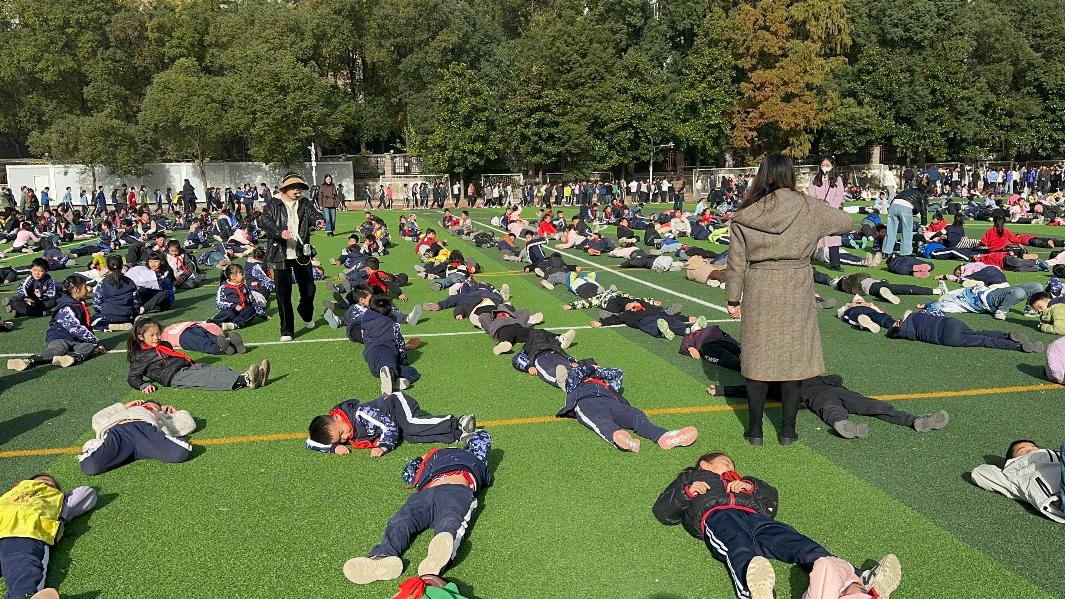 武汉一学校大课间秒变大型“晒娃”现场,1700名学生乐得在操场上打滚,乐在其中