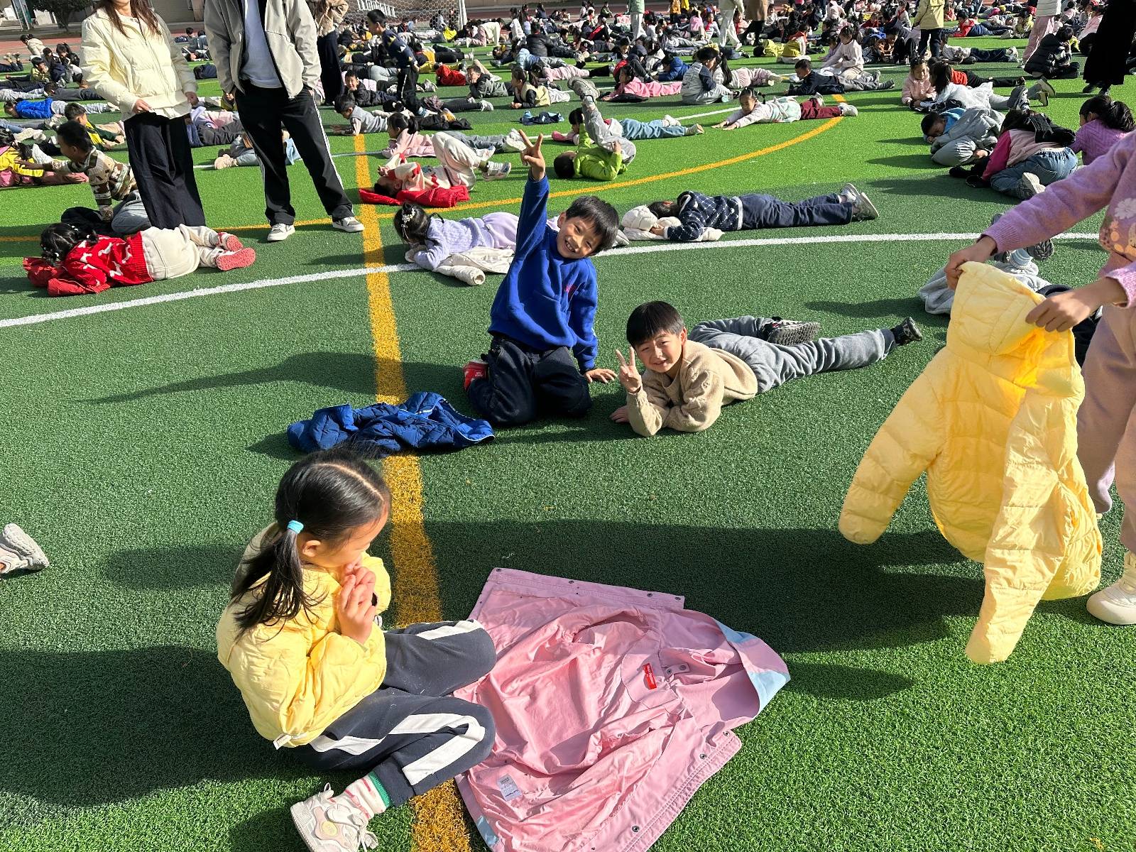 武汉一学校大课间秒变大型“晒娃”现场,1700名学生乐得在操场上打滚,乐在其中