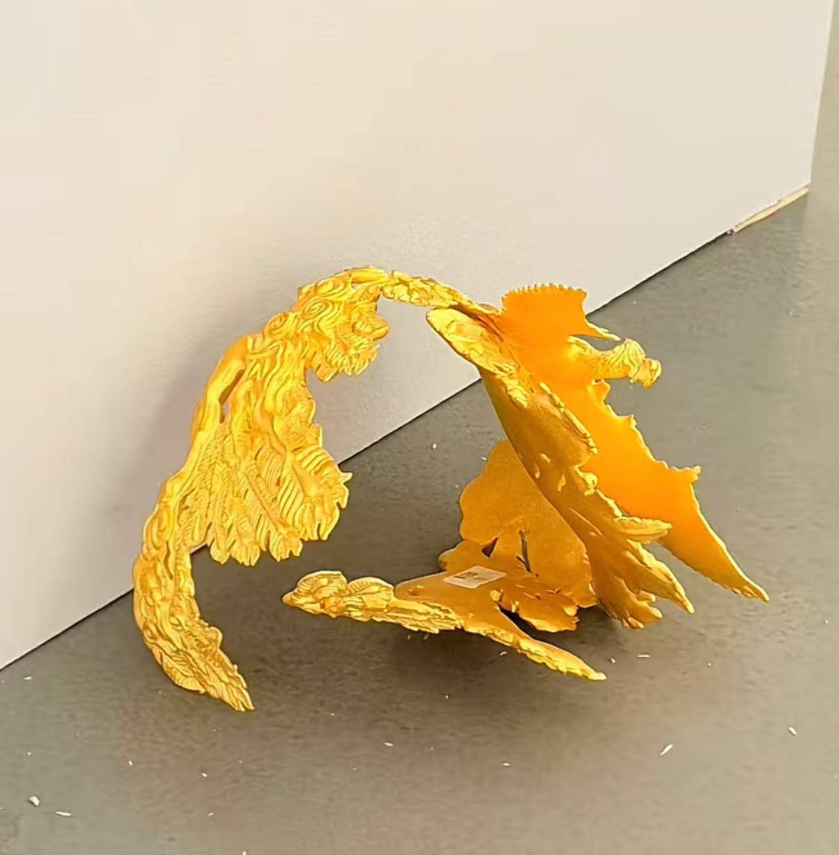 4斤黄金凤冠在免费展览中被男童触碰损坏，办展美术馆：罩子是没有固定的，律师分析