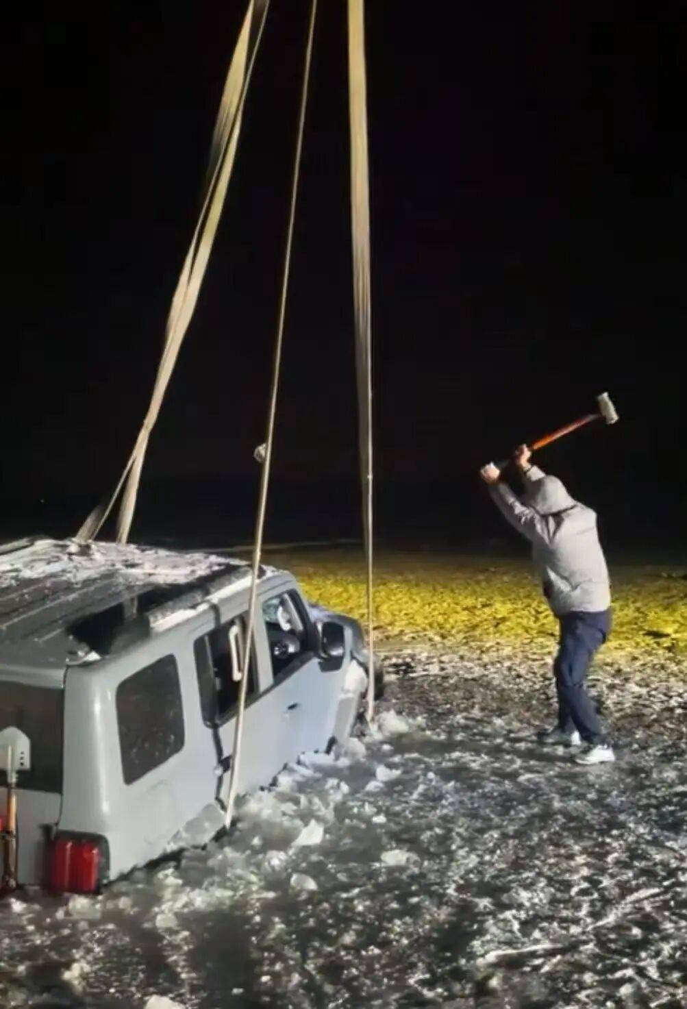 河北一越野车在水库冰面练漂移,冰层突然破裂,车轮落水被冻6小时,找来吊车深夜将车吊出