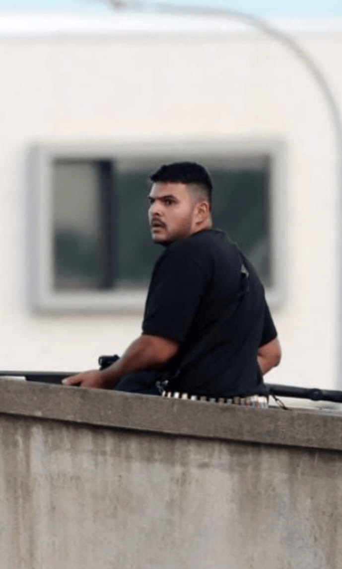 悉尼枪手被制服,愤怒民众猛踩头部,调查显示枪手合法持有六支枪