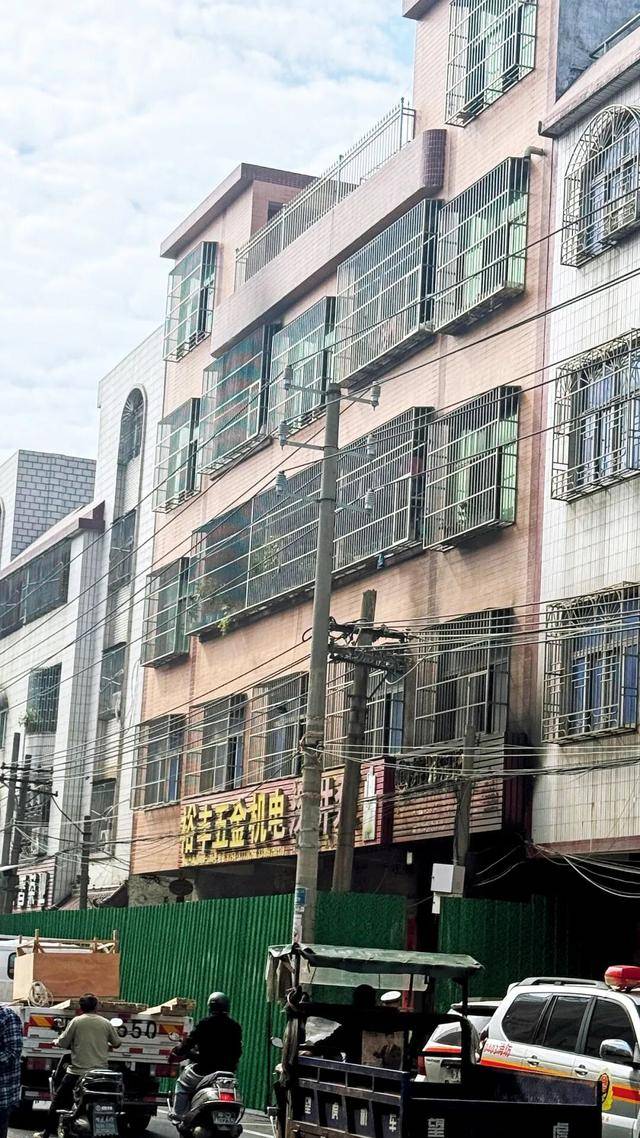 一家四代12人,火灾中丧生背后