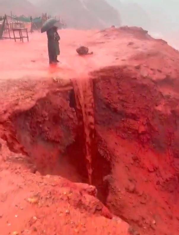 罕见!伊朗霍尔木兹岛遭遇强降雨,部分海域变成“血色海洋”