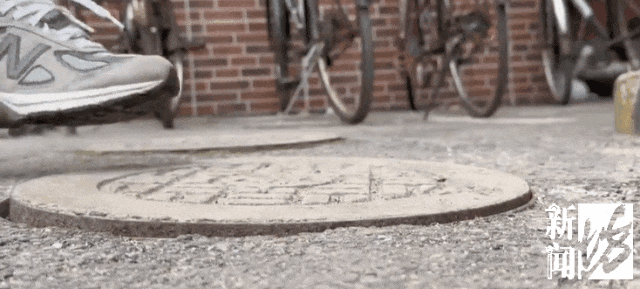 太夸张！上海人比比谁家楼下井盖多！有人家门口100个，“走路难！到处都像贴膏药”...