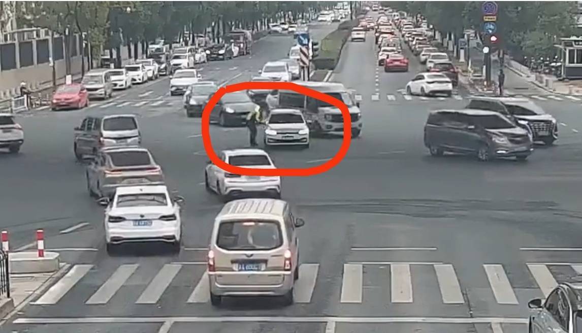 “我开不了车了”,杭州临平早高峰交警“代驾”紧急送医