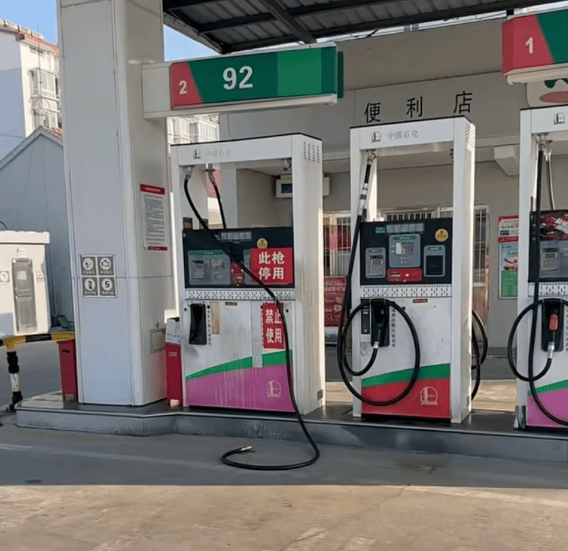 司机加完油未拔油枪驾车离开,油枪被拉断,加油站:断裂油枪已修复,未要求赔偿