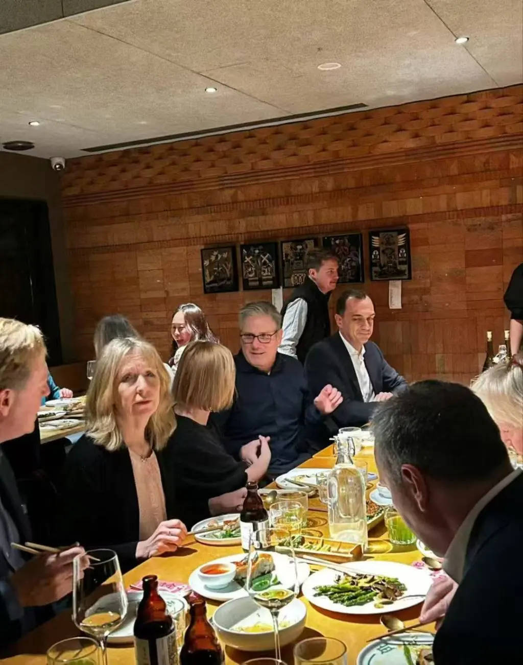 英国首相斯塔默抵达上海,在参观豫园时体验了沪上名点蝴蝶酥